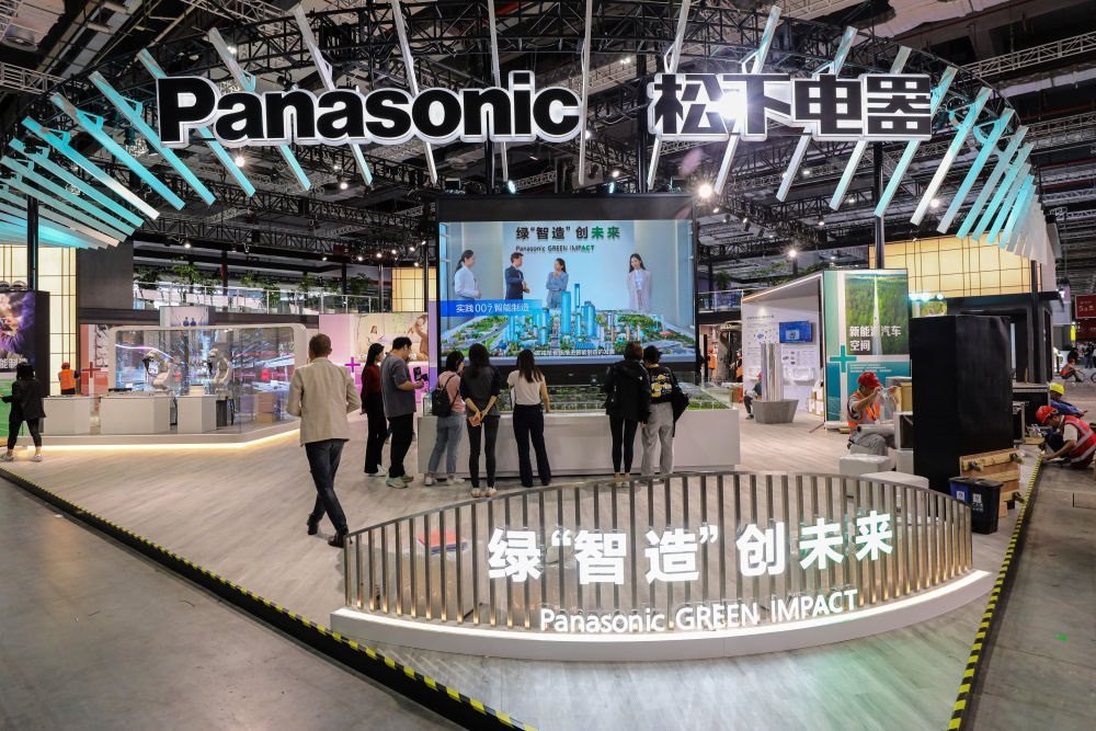2023年11月2日，工作人員在進博會松下電器展位做準(zhǔn)備工作。新華社記者 辛夢晨 攝