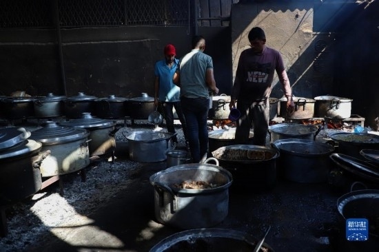 11月3日，在加沙地帶南部城市拉法，人們在煤氣中斷后用柴火做飯。新華社發(fā)（里澤克·阿卜杜勒賈瓦德攝）