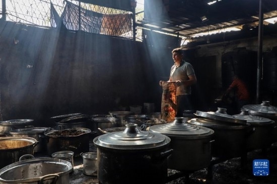 11月3日，在加沙地帶南部城市拉法，人們在煤氣中斷后用柴火做飯。新華社發(fā)（里澤克·阿卜杜勒賈瓦德攝）