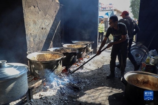 11月3日，在加沙地帶南部城市拉法，人們在煤氣中斷后用柴火做飯。新華社發(fā)（里澤克·阿卜杜勒賈瓦德攝）