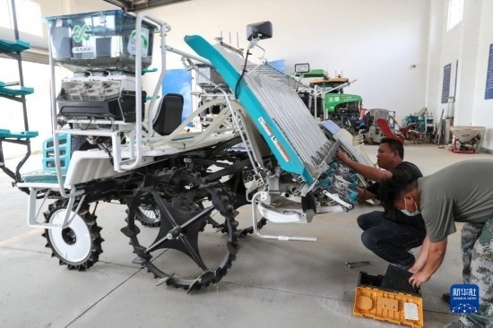 11月4日，技術(shù)員在南通市通州區(qū)十總鎮(zhèn)育民村農(nóng)場保養(yǎng)無人插秧機(jī)設(shè)備。