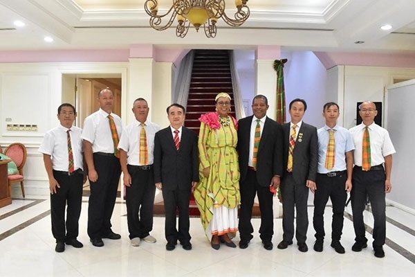 多米尼克總統(tǒng)伯頓和駐多米尼克大使林先江與中國農業(yè)技術專家組合影。中國駐多米尼克大使館供圖