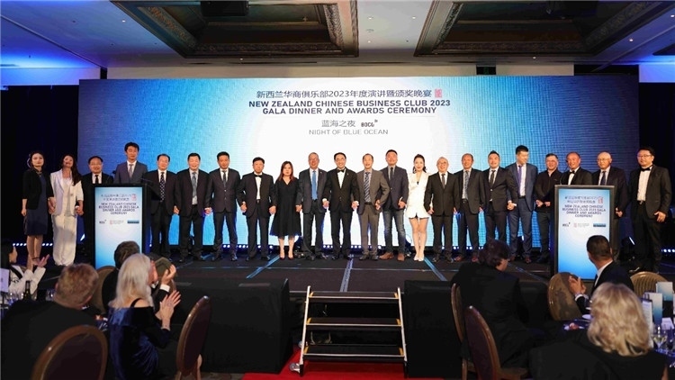 新西蘭華商聯(lián)合總會首批會員代表上臺亮相。攝影：張凱