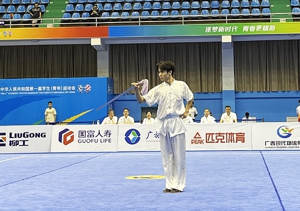 11月6日，第一屆全國學生（青年）運動會武術套路（大學組）男子自選劍術比賽中。人民網(wǎng)記者 歐興榮攝