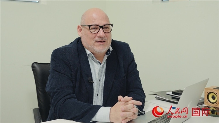 烏拉圭《共和國報》總編輯胡安·布蘭卡接受人民網(wǎng)專訪。人民網(wǎng)記者 張若涵攝