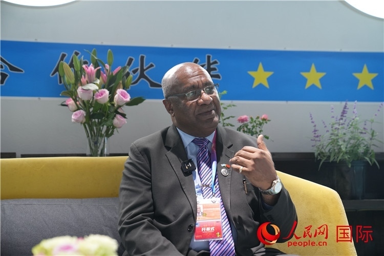 斐濟(jì)副總理兼貿(mào)易部長卡米卡米加談參加進(jìn)博會感受。人民網(wǎng)記者 吳超嵐攝