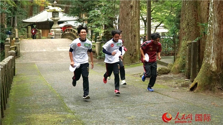 中日青少年在百年古剎里奔跑，揮灑青春的汗水。人民網(wǎng) 蔣曉辰攝