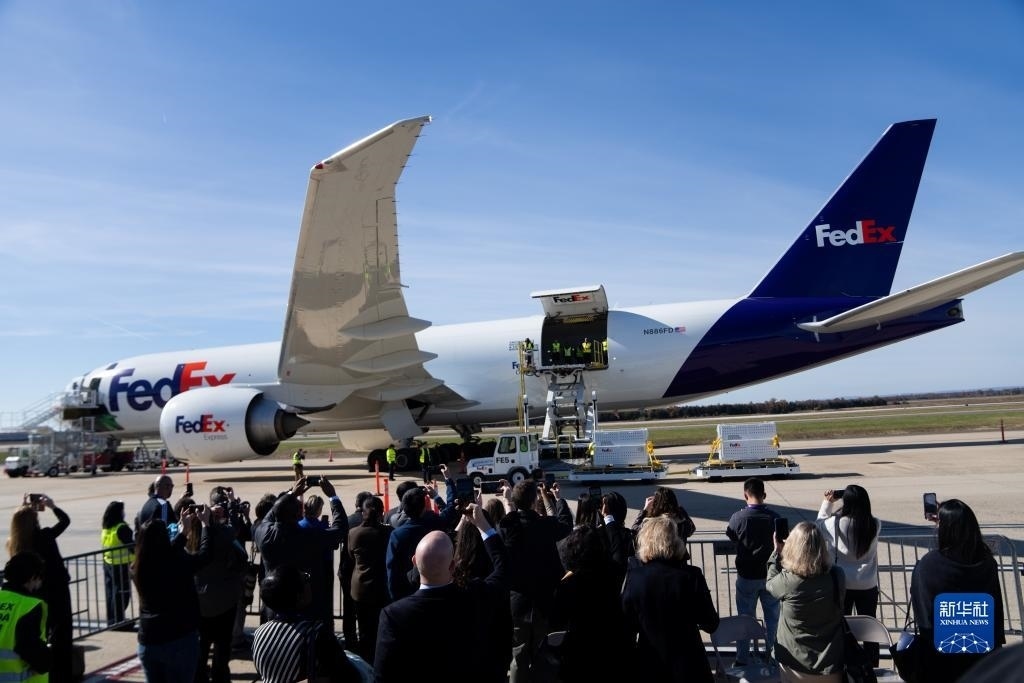 11月8日，在美國(guó)弗吉尼亞州的華盛頓杜勒斯國(guó)際機(jī)場(chǎng)，裝有大熊貓的特制“旅行包廂”準(zhǔn)備運(yùn)上專機(jī)。新華社記者劉杰攝