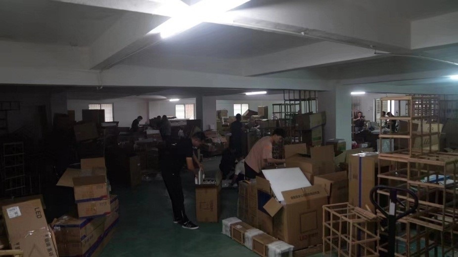 查處倉庫現(xiàn)場。重慶市梁平區(qū)公安局供圖。