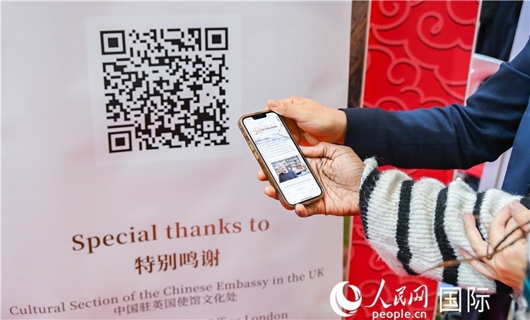 觀眾掃碼《我們的中國(guó)故事》系列視頻。人民網(wǎng) 郭錦標(biāo)攝