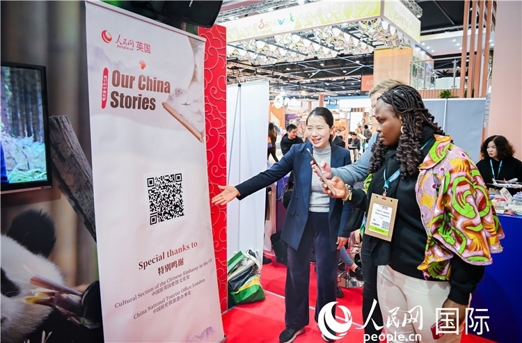 觀眾掃碼《我們的中國(guó)故事》系列視頻。人民網(wǎng) 郭錦標(biāo)攝