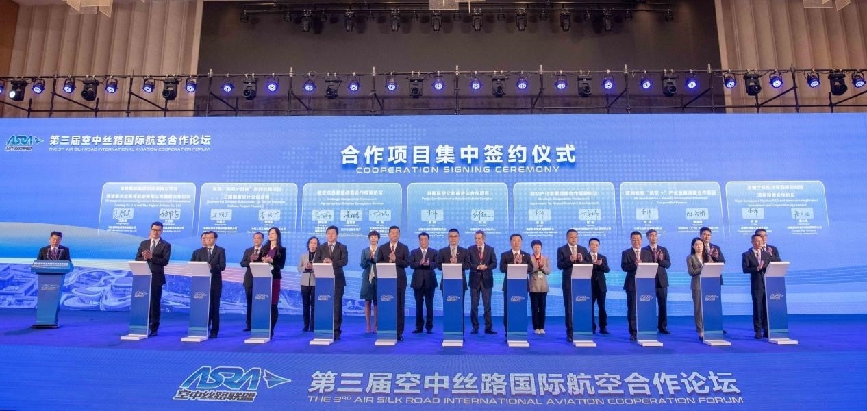 圖為7個國內(nèi)外合作項目現(xiàn)場簽約。人民網(wǎng)記者 唐宋攝