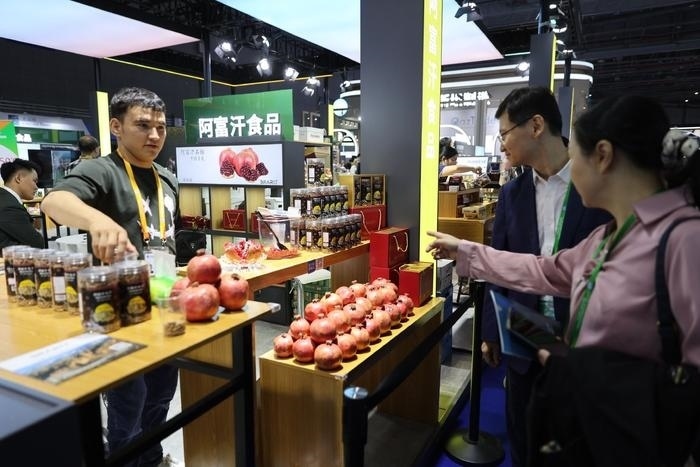 11月6日，在第六屆進(jìn)博會(huì)食品及農(nóng)產(chǎn)品展區(qū)，阿富汗食品吸引參展人員。