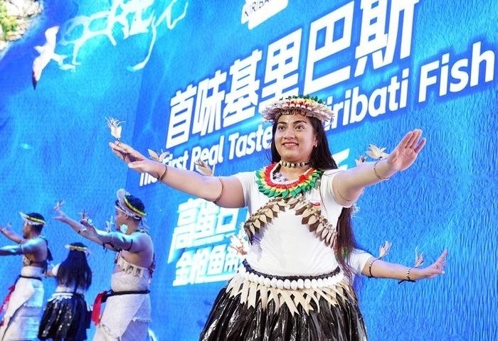 11月8日，來(lái)自基里巴斯的參展人員在基里巴斯水產(chǎn)品推介活動(dòng)上表演。