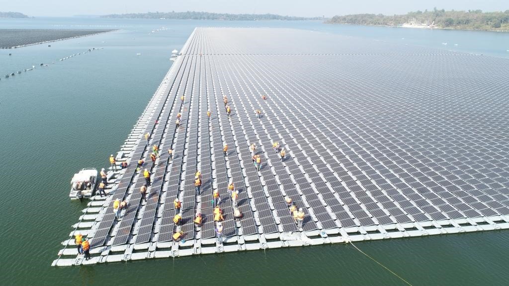 2021年1月23日，施工人員檢查泰國(guó)烏汶府詩(shī)琳通大壩綜合浮體光伏項(xiàng)目的太陽(yáng)能板安裝情況。新華社發(fā)（泰國(guó)國(guó)家電力局項(xiàng)目組供圖）