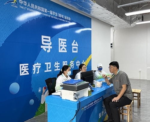 村內(nèi)住客在醫(yī)療衛(wèi)生服務中心導醫(yī)臺問診。人民網(wǎng)記者 歐興榮攝