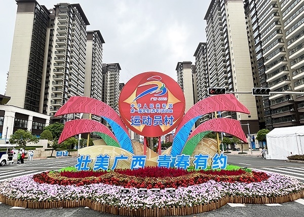 運動員村入口處標識標牌成為極受歡迎的打卡點。人民網(wǎng)記者 歐興榮攝