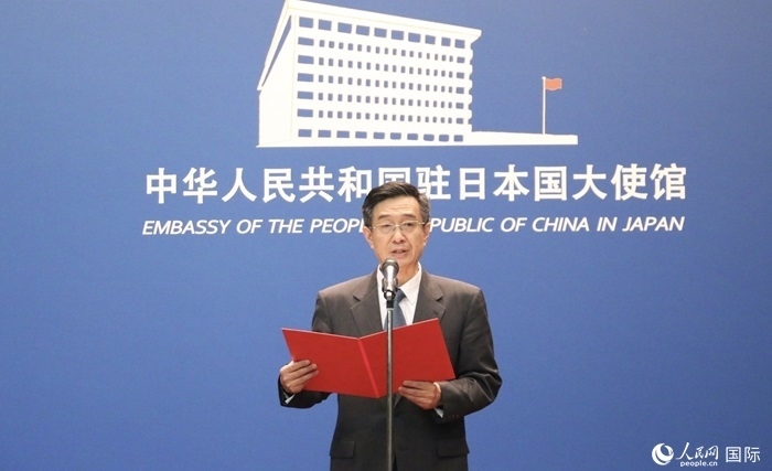 中國(guó)駐日本大使館教育處公使銜參贊杜柯偉宣讀獲獎(jiǎng)人員名單。人民網(wǎng) 許可攝