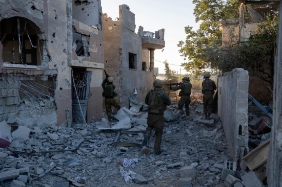 這張以色列國(guó)防軍11月12日發(fā)布的照片顯示，以軍地面部隊(duì)在加沙地帶北部開展軍事行動(dòng)。新華社發(fā)