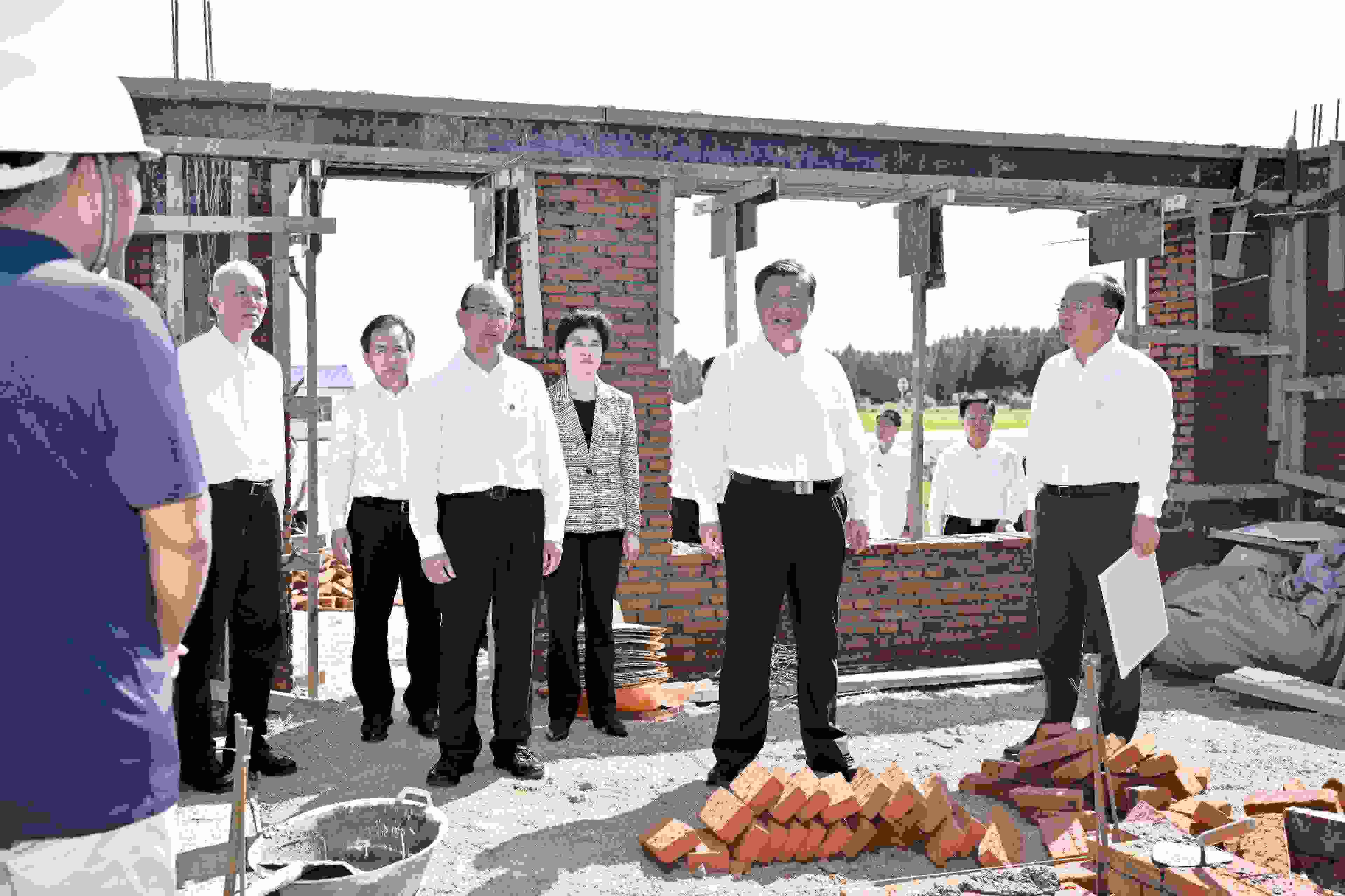 2023年9月7日，習(xí)近平總書記在遭受洪澇災(zāi)害的黑龍江省哈爾濱尚志市老街基鄉(xiāng)龍王廟村，察看水毀房屋重建情況。