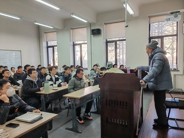 鐘萬勰院士為研究生上課。大連理工大學(xué)供圖