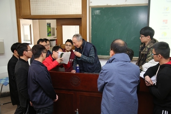 鐘萬勰院士為學(xué)生們答疑解惑。大連理工大學(xué)供圖