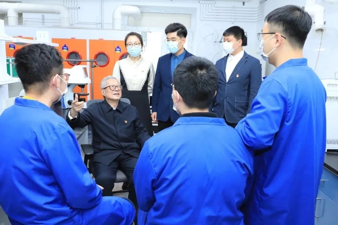 秦裕琨院士在實(shí)驗(yàn)室與青年師生交流。哈爾濱工業(yè)大學(xué)供圖