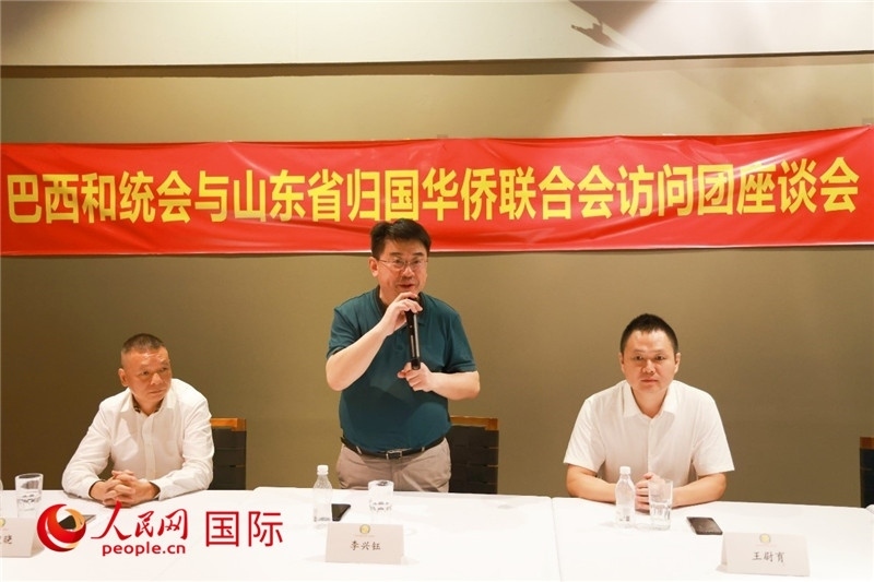 中國僑聯(lián)副主席、山東省僑聯(lián)主席李興鈺（中）在座談會上致辭。人民網(wǎng)記者 陳海琪攝