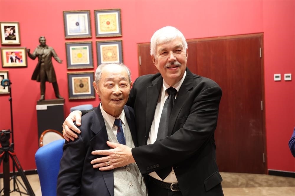 費城交響樂團小提琴演奏家戴維·布斯與原中央樂團小提琴演奏家朱信人50年后再相聚。