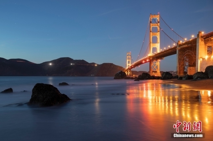 當(dāng)?shù)貢r(shí)間10月29日，美國舊金山金門大橋在海浪和夜色的襯托下美如一幅畫。<a target='_blank' href='/'><p class=