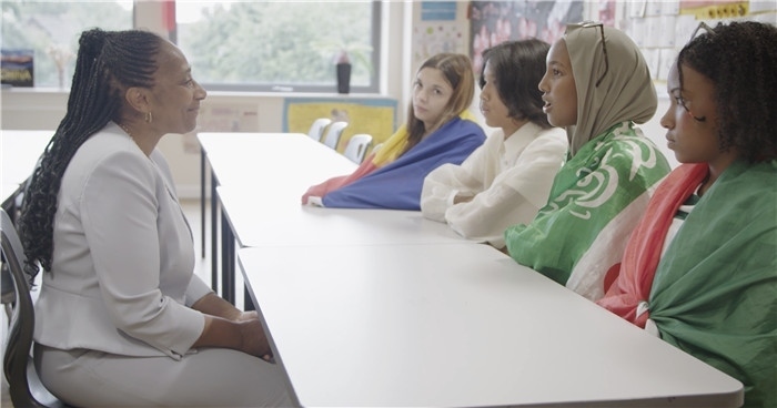 瓊·戴嵐與學(xué)生交流。帕特里克·謝德-西蒙茲攝