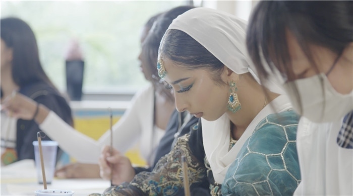 學(xué)生學(xué)習中國書法。帕特里克·謝德-西蒙茲攝