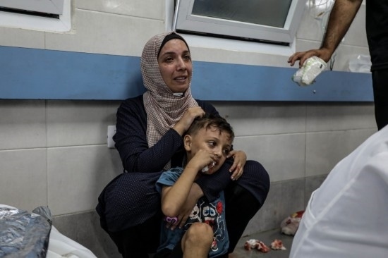 11月3日，人們在加沙城希法醫(yī)院接受治療。新華社發(fā)