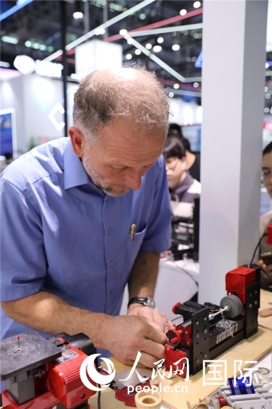 第25屆中國國際高新技術(shù)成果交易會(huì)15日在深圳開幕，圖為展商現(xiàn)場演示精密加工工具。人民網(wǎng)記者 魯揚(yáng)攝