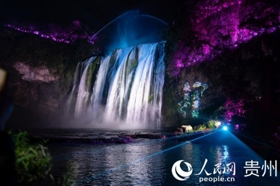 光影中的黃果樹(shù)大瀑布。人民網(wǎng) 陽(yáng)茜攝