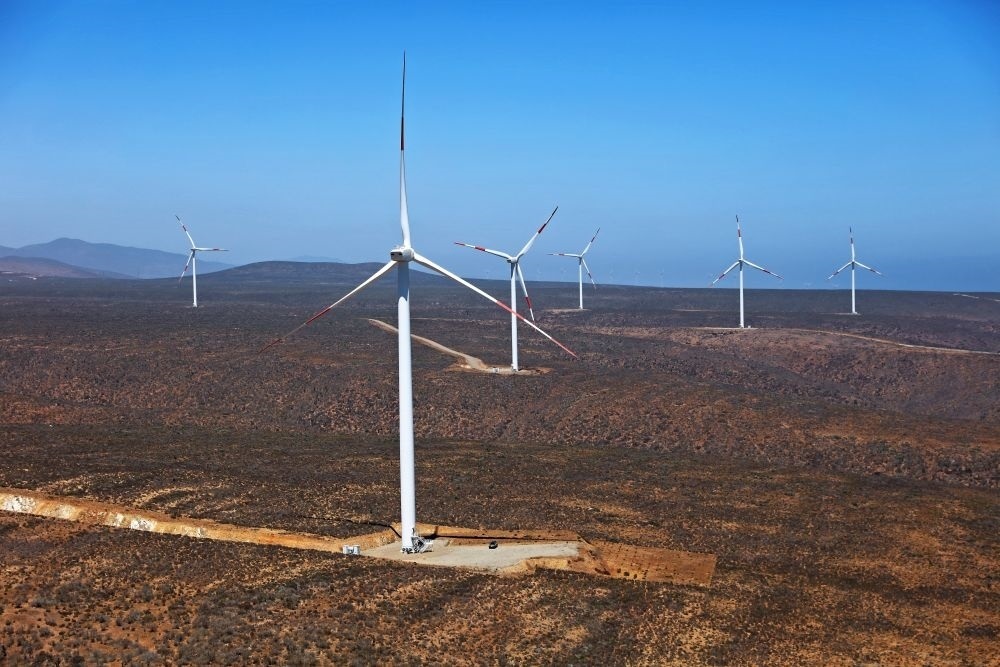 這是2023年2月14日拍攝的位于智利中部沿海的蓬塔謝拉風電場。蓬塔謝拉風電場是中國在智利投資建設的首個風電場，2018年正式投產發(fā)電，可滿足13萬戶家庭的用電需求，同時每年還能減少15.7萬噸碳排放。