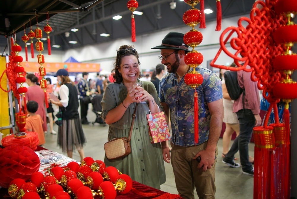 2023年1月21日，在新西蘭奧克蘭舉行的迎接中國農歷春節(jié)活動上，人們購買新春裝飾品。這個活動吸引當地上萬名各族裔民眾聚集一起，共迎中國春節(jié)。