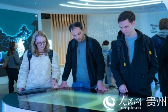 在國(guó)家大數(shù)據(jù)（貴州）綜合試驗(yàn)區(qū)交流體驗(yàn)中心，歐亞國(guó)家記者體驗(yàn)貴州大數(shù)據(jù)應(yīng)用場(chǎng)景。人民網(wǎng) 陽(yáng)茜攝