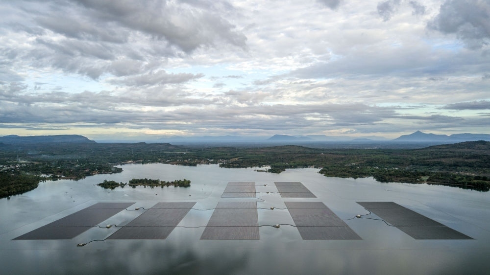 這是2022年12月8日在泰國烏汶府詩琳通水庫拍攝的浮體光伏項目（無人機照片）。中泰兩國聯(lián)合修建的浮體光伏項目2021年10月投入商業(yè)運營。中國制造的電池板不斷將日光轉化為清潔電能，輸送至當地千家萬戶。