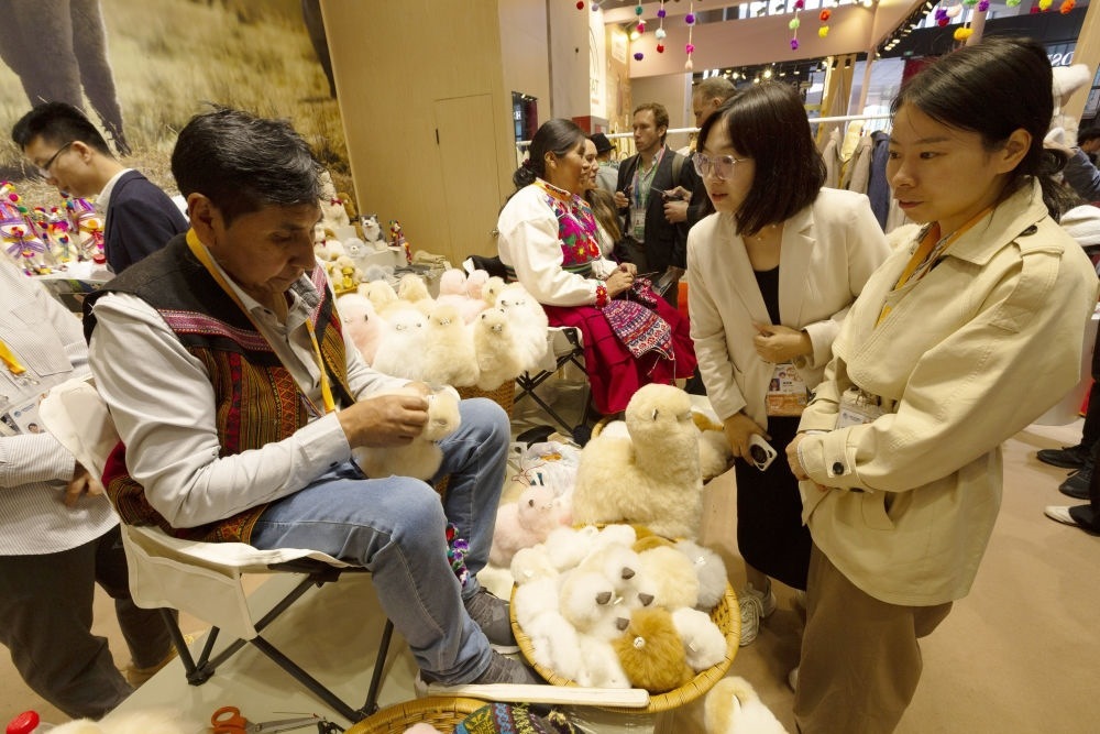 2023年11月7日，秘魯羊駝毛制品手藝人馬馬尼大叔在中國上海舉辦的第六屆進博會上展示羊駝玩偶制作工藝。秘魯特色羊駝毛制品連續(xù)六屆在進博會上亮相，收獲大量訂單。進博會大舞臺讓秘魯傳統(tǒng)手藝人有了更廣闊的發(fā)展空間。