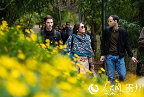 歐亞國(guó)家媒體記者走進(jìn)觀山湖公園。人民網(wǎng) 陽(yáng)茜攝