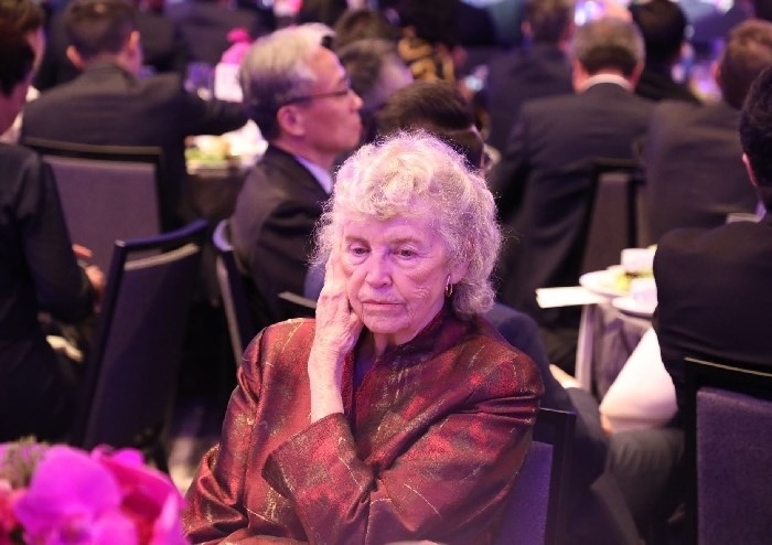 當(dāng)?shù)貢r間11月15日晚，國家主席習(xí)近平在美國舊金山出席美國友好團(tuán)體聯(lián)合舉行的歡迎宴會。在熱烈的掌聲中，習(xí)近平發(fā)表重要演講。圖為參加晚宴人士認(rèn)真聆聽演講。人民日報記者 李志偉 攝