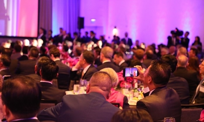 當(dāng)?shù)貢r間11月15日晚，國家主席習(xí)近平在美國舊金山出席美國友好團(tuán)體聯(lián)合舉行的歡迎宴會。在熱烈的掌聲中，習(xí)近平發(fā)表重要演講。圖為參加晚宴人士認(rèn)真聆聽演講。人民日報記者 李志偉 攝