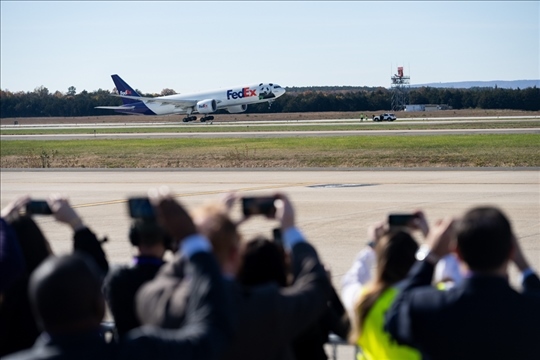 2023年11月8日，運送大熊貓的專機從美國弗吉尼亞州的華盛頓杜勒斯國際機場起飛。旅居美國的大熊貓“美香”“添添”和它們在華盛頓出生并長大的雄性幼崽“小奇跡”當(dāng)天啟程返回中國。新華社記者 劉杰攝