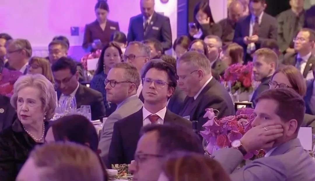 △當(dāng)?shù)貢r間11月15日晚，習(xí)近平主席在美國友好團體聯(lián)合歡迎宴會上發(fā)表演講。圖為參加宴會的人士認(rèn)真聆聽演講。