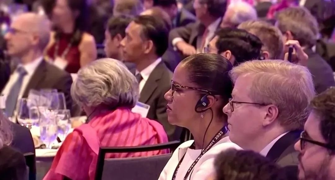 △參加宴會的人士認(rèn)真聆聽演講。