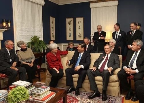 △2012年2月15日，習(xí)近平在前艾奧瓦州友好省州委員會委員蘭蒂夫人（左三）的家中回憶1985年訪問該地時的情景。