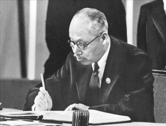 董必武在《聯(lián)合國憲章》上簽名。新華社發(fā)