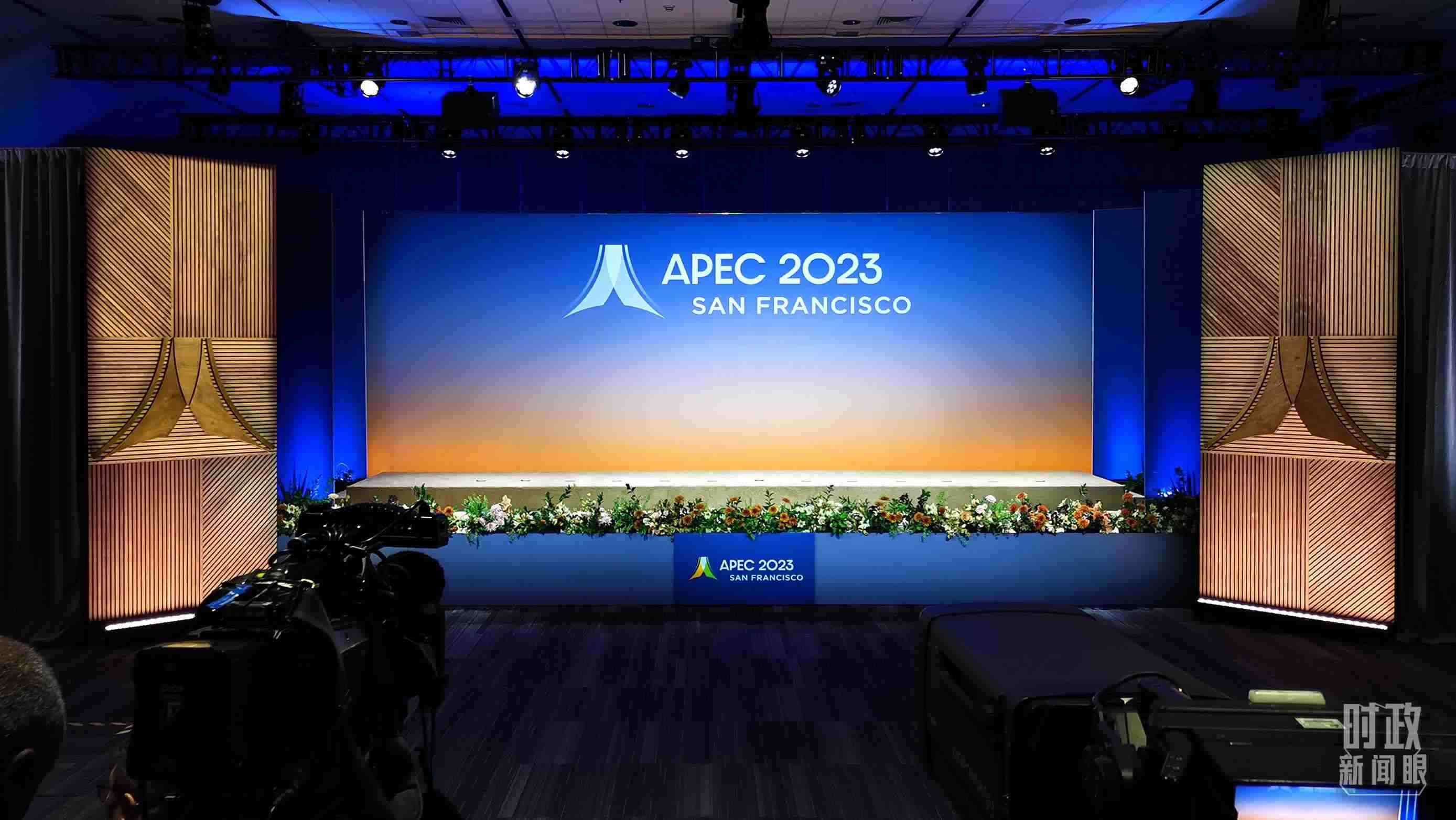 △16日，APEC領導人同東道主嘉賓在對話會前集體合影，圖為記者們在等待合影開始。（總臺央視記者石偉明拍攝）