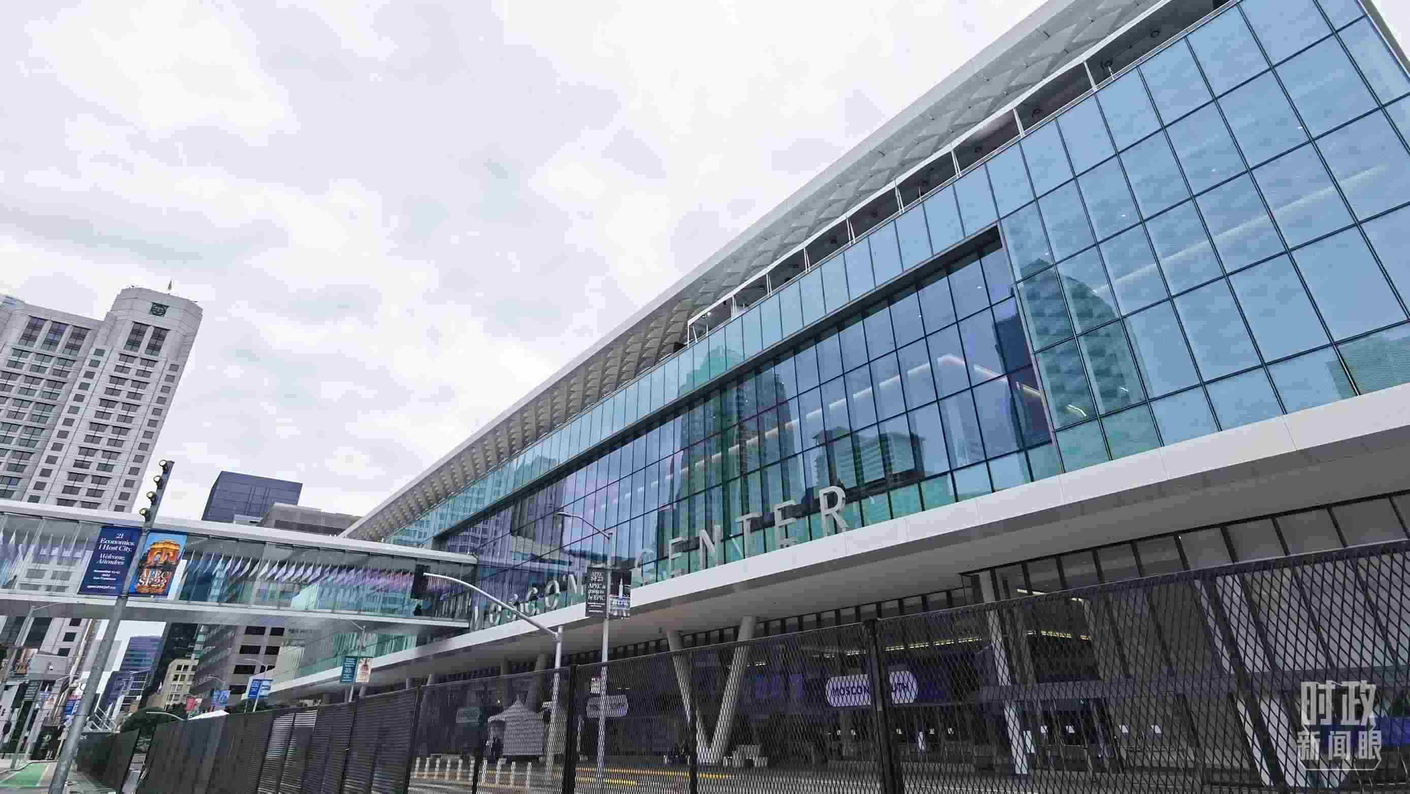 △美國舊金山，莫斯康中心，APEC第三十次領導人非正式會議在這里舉行。（總臺央視記者曹亞星拍攝）